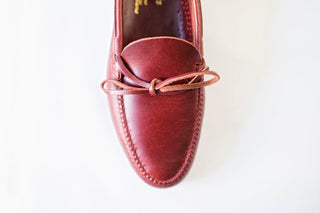 MOCASIN LAZO CEREZA.