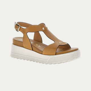 Sandalias de plataforma STONEFLY de piel color camel con adornos de tachuelas doradas y correa ajustable en el tobillo. EN BEVIA