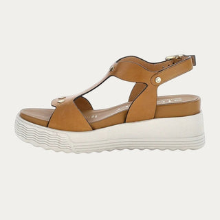 Sandalias de plataforma STONEFLY de piel color camel con adornos de tachuelas doradas y correa ajustable en el tobillo. EN BEVIA
