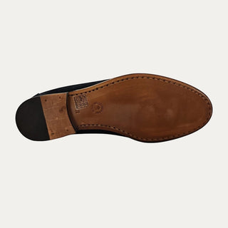 Suela de cuero de mocasín azul marino de ante para hombre Beviá con borlas, fabricado artesanalmente en España.