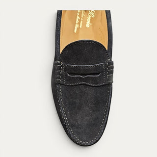 Mocasín Beviá de ante azul marino con antifaz, costuras vistas y suela de cuero y goma. Fabricado en España.