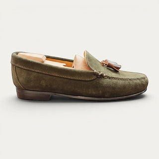 Mocasín Beviá de ante verde oliva con borlas, suela de cuero y goma. Fabricado en España.