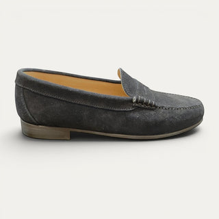 Mocasín de ante azul marino con antifaz visto de lado para hombre Beviá, calzado artesanal de piel fabricado en España