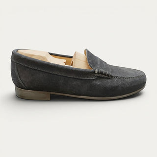 Mocasín de ante azul marino con antifaz para hombre Beviá vista lateral, zapato artesanal de piel fabricado en España