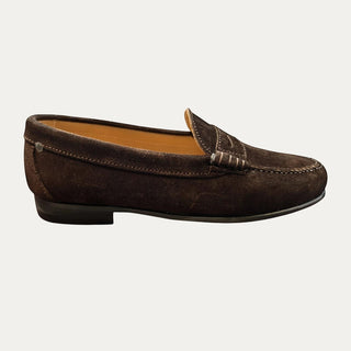 Mocasín antifaz de ante marrón para hombre Beviá vista lateral, zapato artesanal de piel fabricado en España