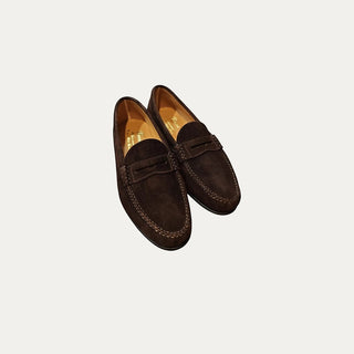 Par de mocasines antifaz de ante marrón para hombre Beviá, zapato artesanal de piel fabricado en España