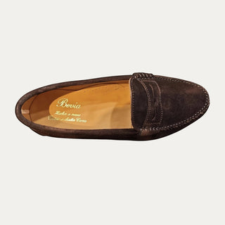 Mocasín antifaz de ante marrón para hombre Beviá vista superior lateral, zapato artesanal de piel fabricado en España