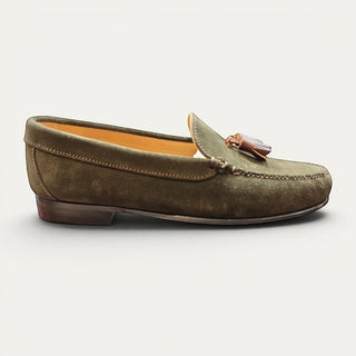 Mocasín de ante verde con borlas para hombre Beviá vista lateral, zapato artesanal de piel fabricado en España