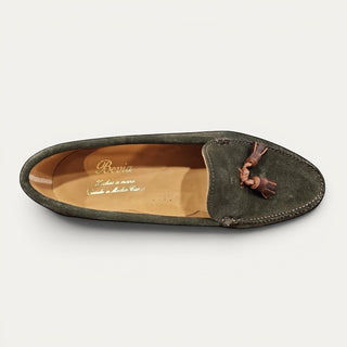 Mocasín de ante verde con borlas para hombre Beviá vista superior lateral, zapato artesanal de piel fabricado en España