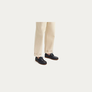 Náuticos azul marino para hombre combinados con pantalón claro