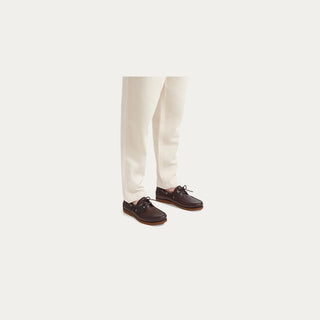 Náuticos marrón para hombre combinados con pantalón claro
